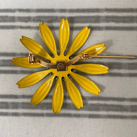 Vintage Daisy Pin - Picture 3 of 3